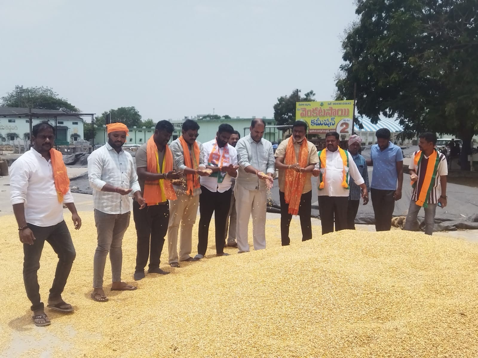 ‘తరుగు పేరుతో రైతులను ఇబ్బంది పెట్టొద్దు’