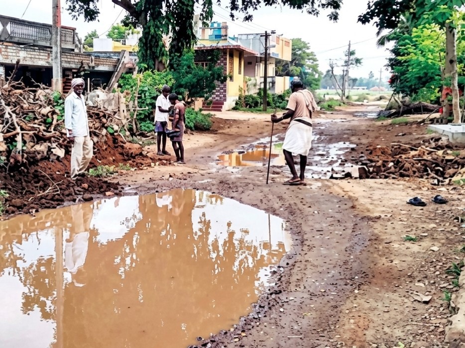 గుంతల్లో నీరు.. రాకపోకలకు ఆటంకం..!