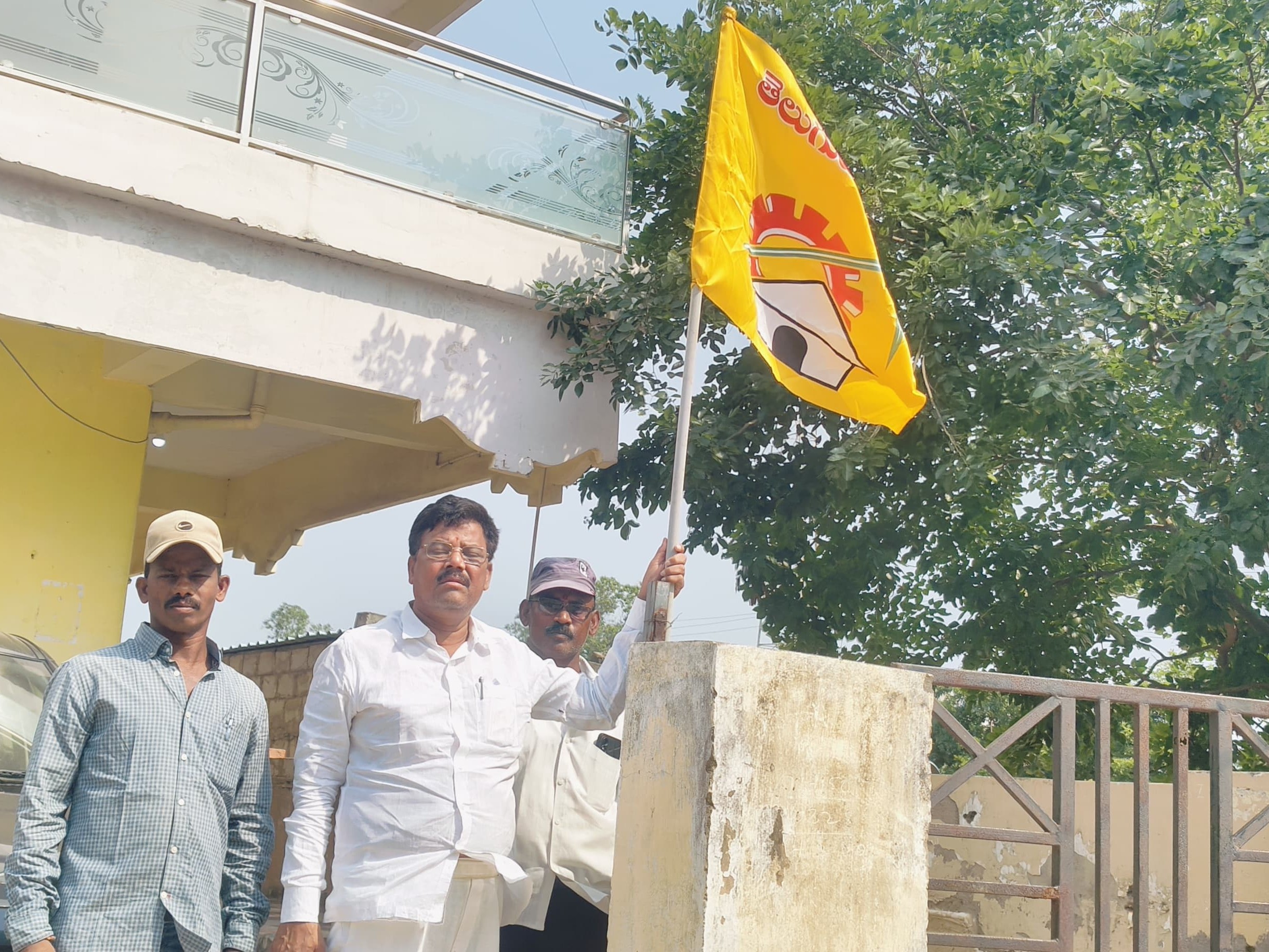 టీడీపీ జెండా ఆవిష్కరించిన పార్టీ సమన్వయకర్త