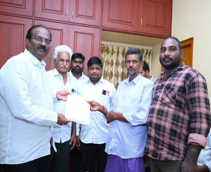 రేపల్లెలో సీఎంఆర్ఎఫ్ చెక్కుల పంపిణీ