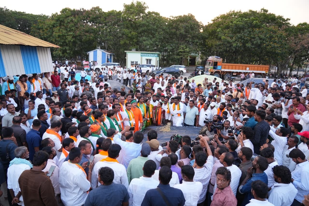 ధాన్యం కేంద్రాలను పరిశీలించిన బీజేపీ నేతలు  