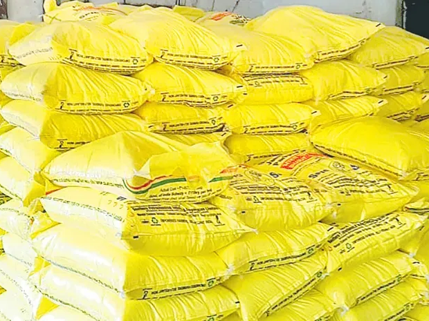 వానకాల సీజన్‌కు రైతులకు ఎరువులు సిద్ధం