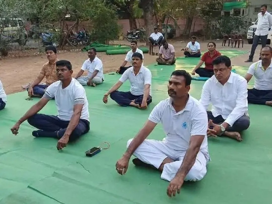 పోలీసులకు యోగా కార్యక్రమం