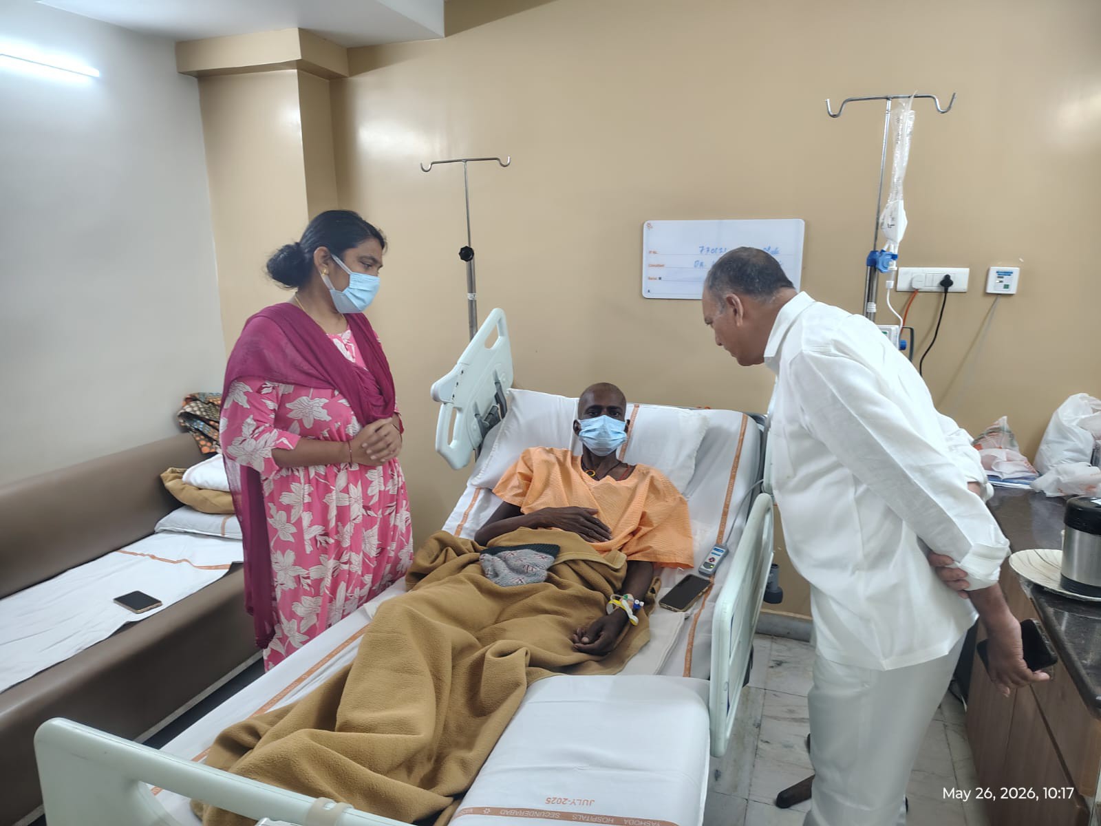 PACS డైరెక్టర్ భర్తను పరామర్శించిన మాజీ ఎమ్మెల్యే