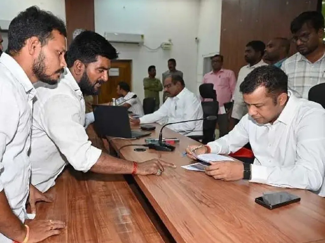 నక్కల వాగు అక్రమ తవ్వకాలపై కలెక్టర్‌కు ఫిర్యాదు