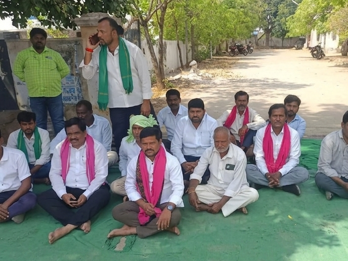 పీఏపల్లిలో అధికారులకు వ్యతిరేకంగా నిరసన