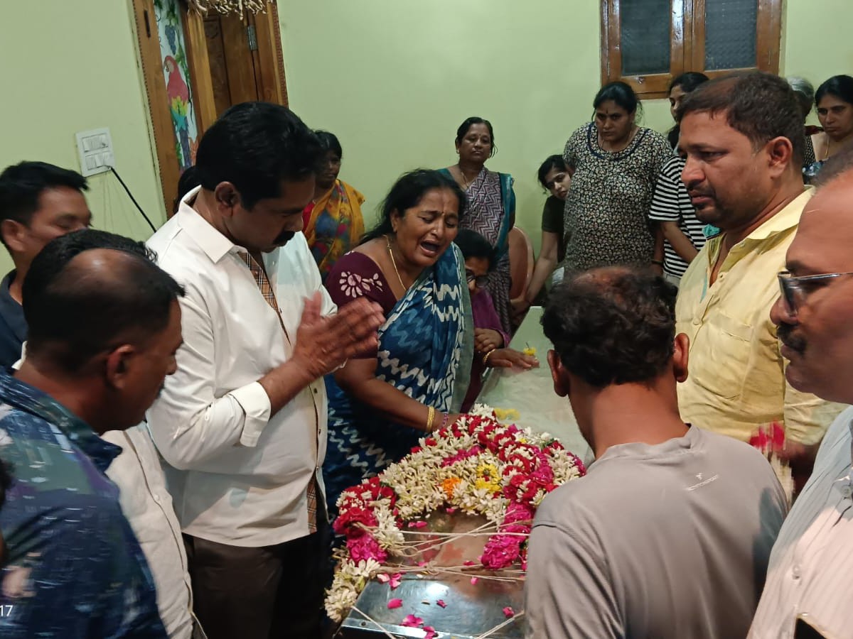ఛైర్మన్ కుటుంబాన్ని పరామర్శించిన ఎమ్మెల్యే
