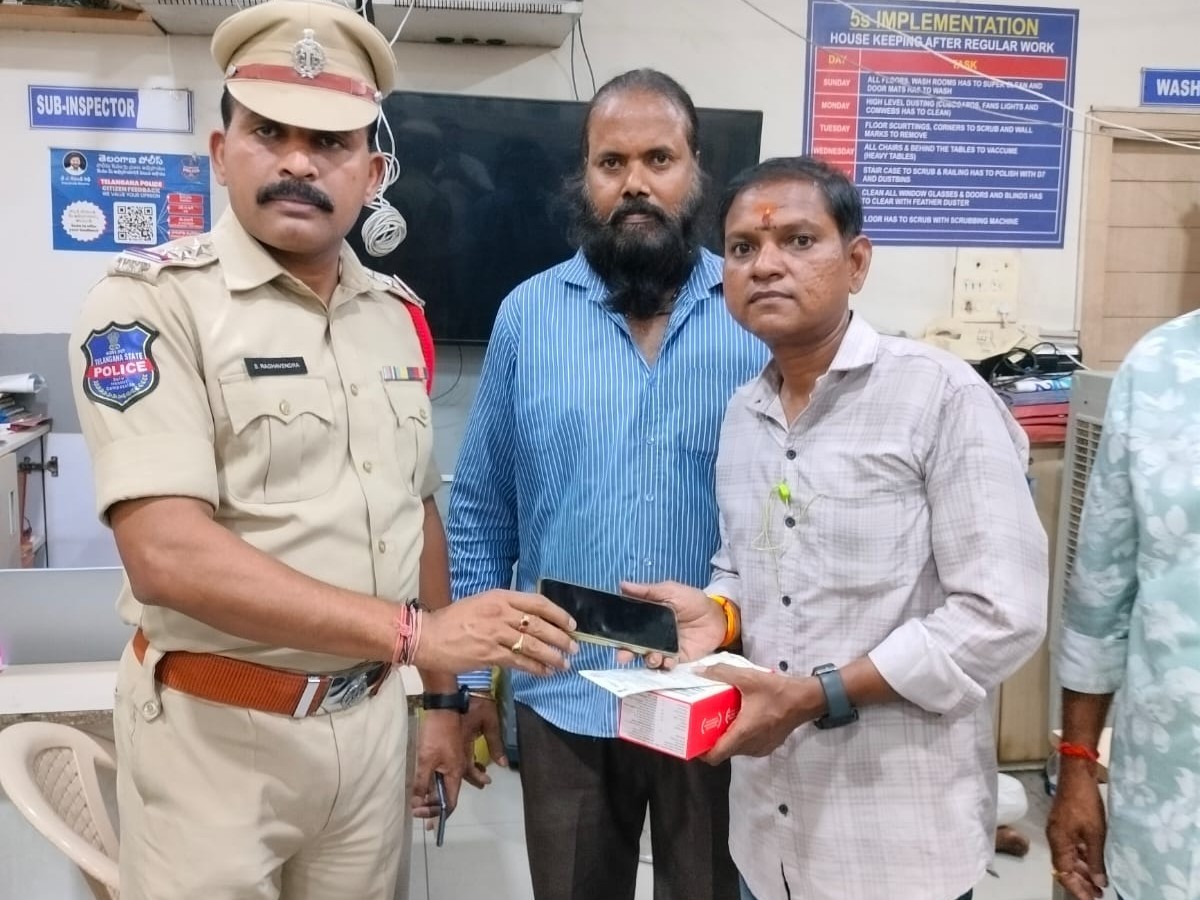 పోగొట్టుకున్న 20 మొబైల్ ఫోన్ల అందజేత