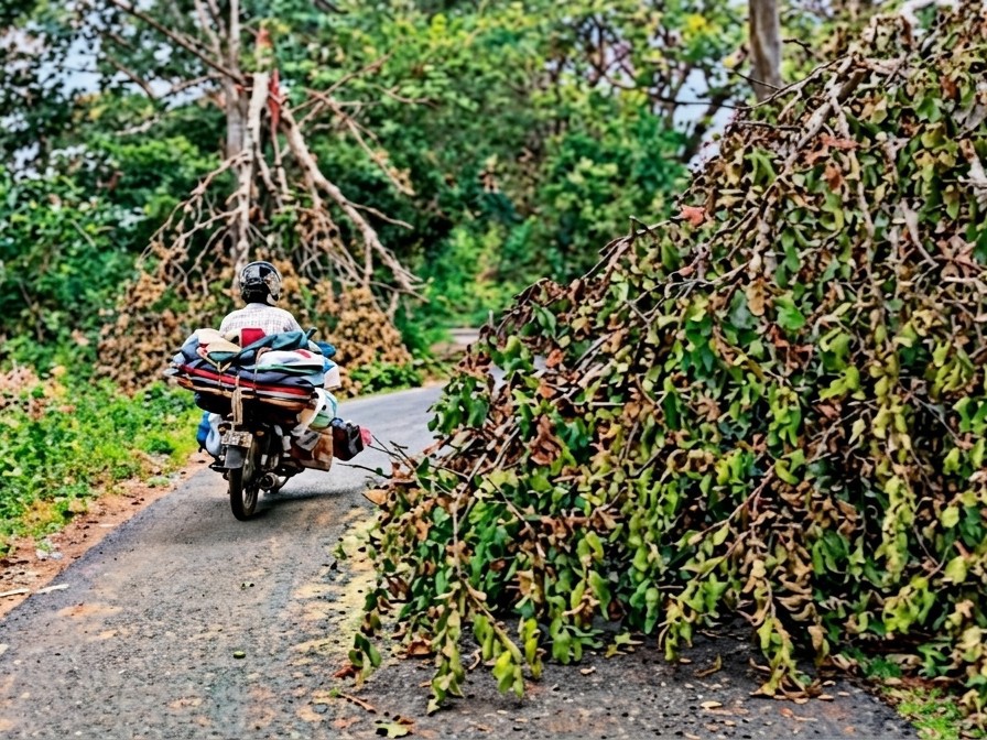అధికారుల నిర్లక్ష్యం.. ఇబ్బందుల్లో వాహనదారులు