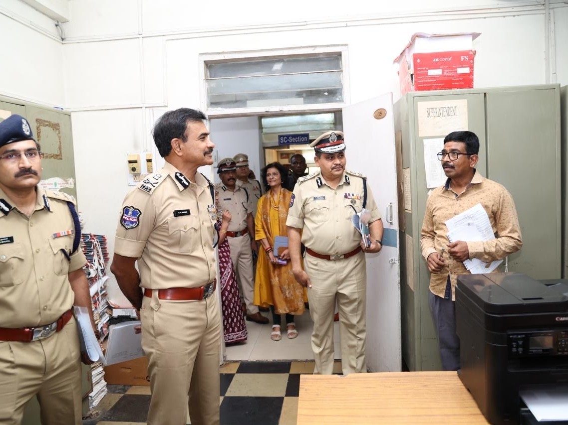 డీజీపీ కార్యాలయ విభాగాల పరిశీలన.. సీ.వీ.ఆనంద్ సూచనలు..!