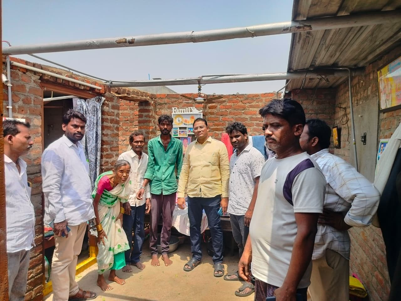 నష్టపోయిన ఇళ్లను పరిశీలించిన తహసిల్దార్