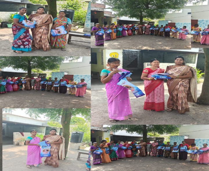 చీరలు పంపిణీ చేసిన కౌన్సిలర్ కొండ వర్షిణి – నరేష్