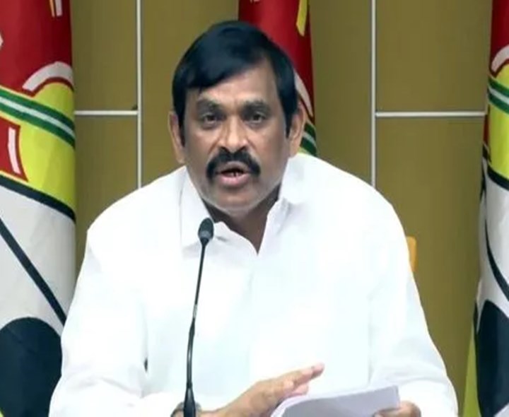 ‘వైఎస్ కుటుంబం నెత్తుటి కూడు తింటోంది’