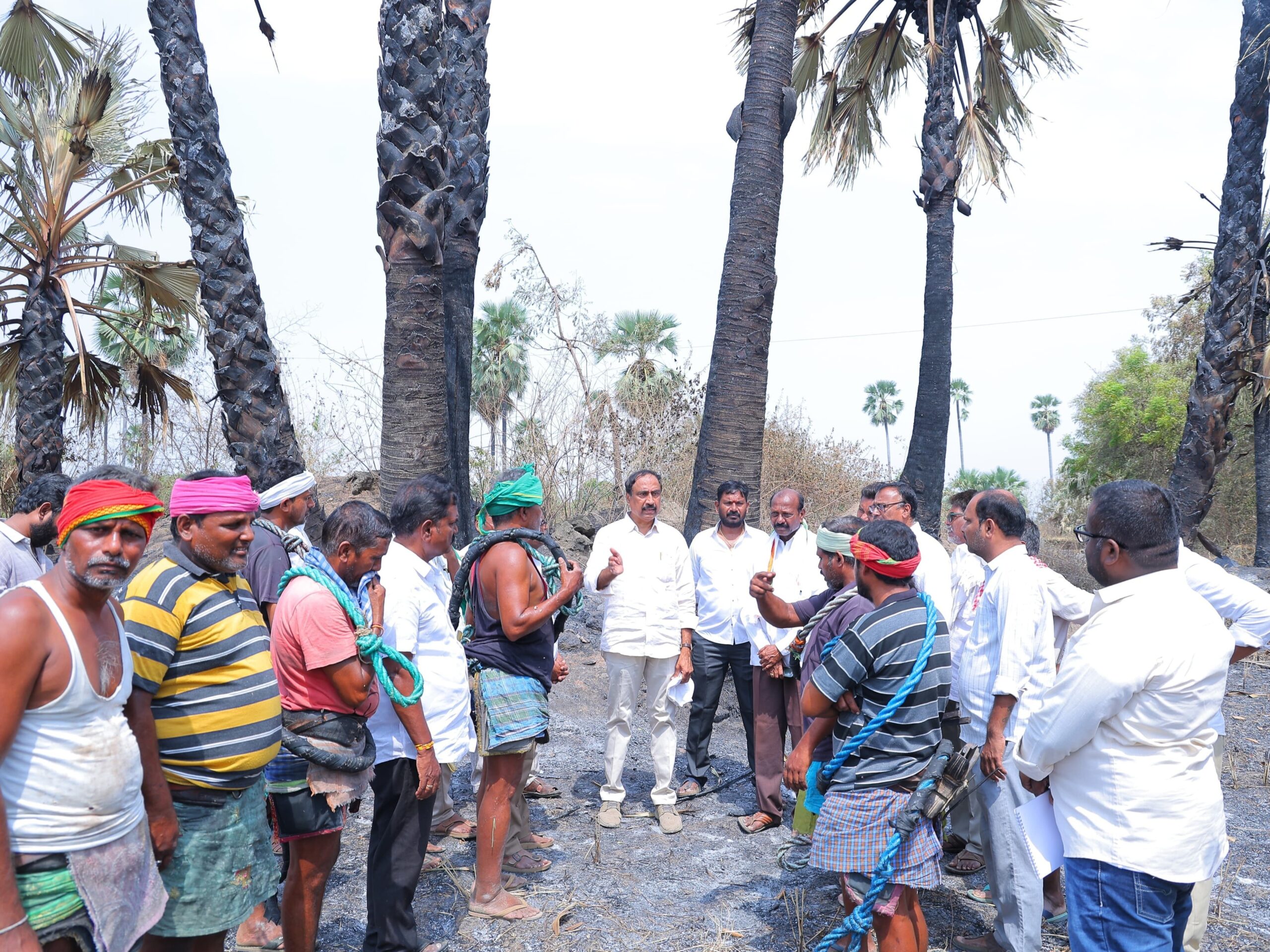 నష్టపోయిన గీత కార్మికులను ఆదుకుంటాం: ఎమ్మెల్యే