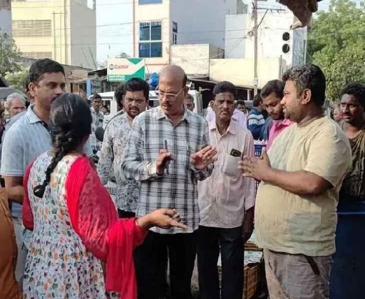 చిలకలూరిపేటలో మున్సిపల్ కమిషనర్ ఆకస్మిక తనిఖీ