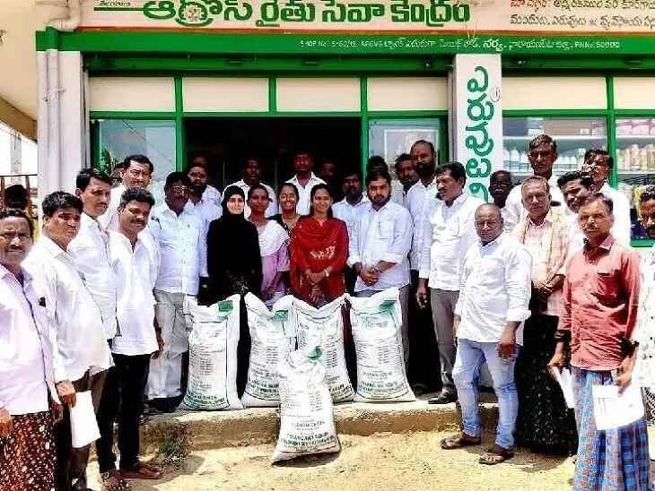 నర్వలో రైతులకు జీలుగు విత్తనాల పంపిణీ