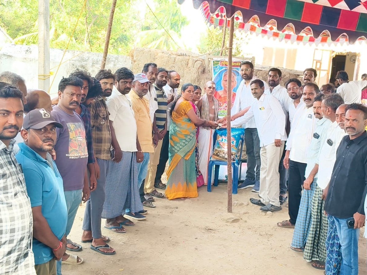 కష్టకాలంలో కుటుంబాలకు తోడైన కాంగ్రెస్ నేతలు