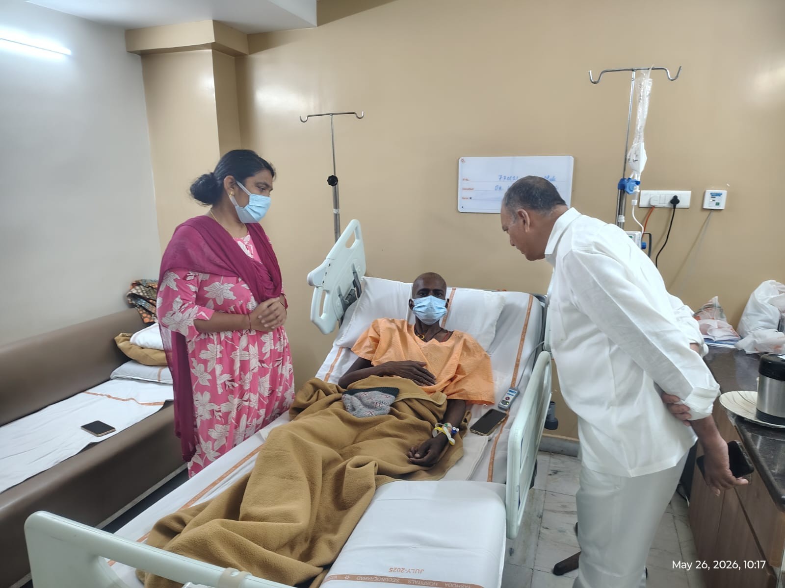 క్యాన్సర్‌తో బాధపడుతున్న PACS డైరెక్టర్ భర్తకు గండ్ర పరామర్శ