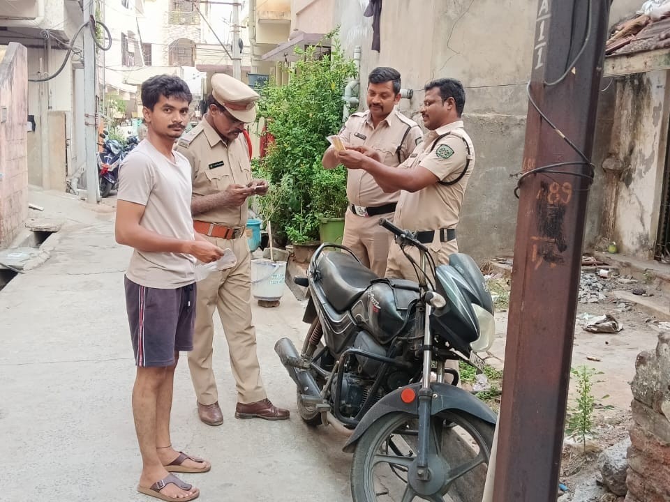 మాధవధారలో పోలీసుల కార్డాన్ సెర్చ్