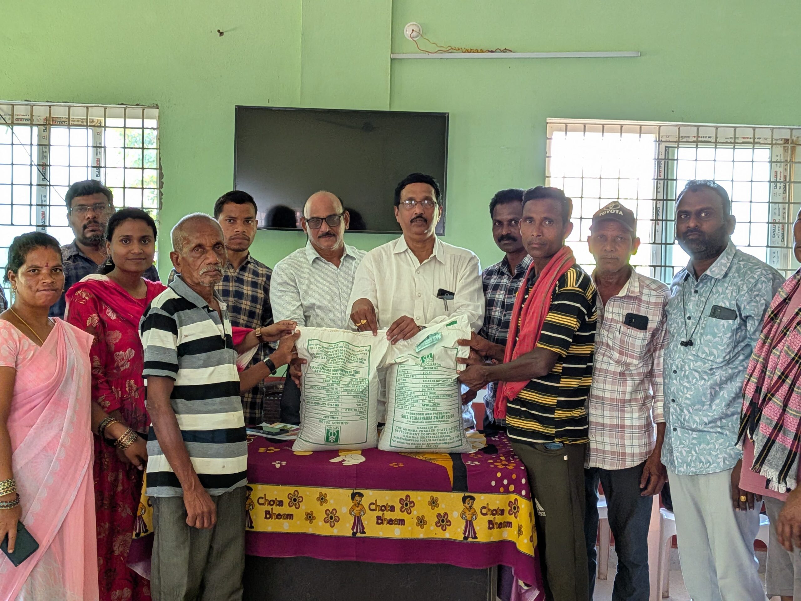 ఆర్ఎస్‌కేలో పచ్చిరొట్ట విత్తనాల పంపిణీ