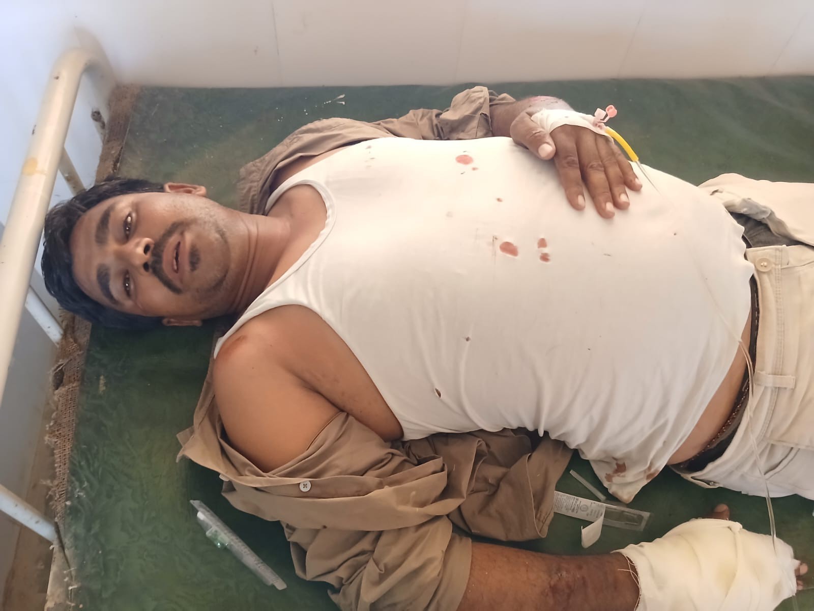 బైక్‌ను ఢీ కొట్టిన ఆర్టీసీ బస్సు.. వ్యక్తికి తీవ్రగాయాలు