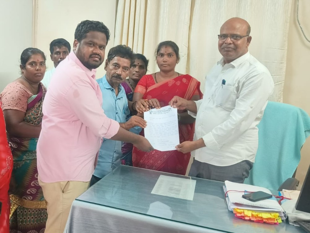 స్కూల్ కార్మికుల సమస్యల పరిష్కరించాలని వినతి