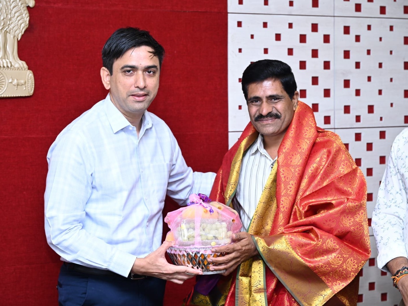 కలెక్టర్‌ను కలిసిన రెడ్ క్రాస్ సభ్యులు