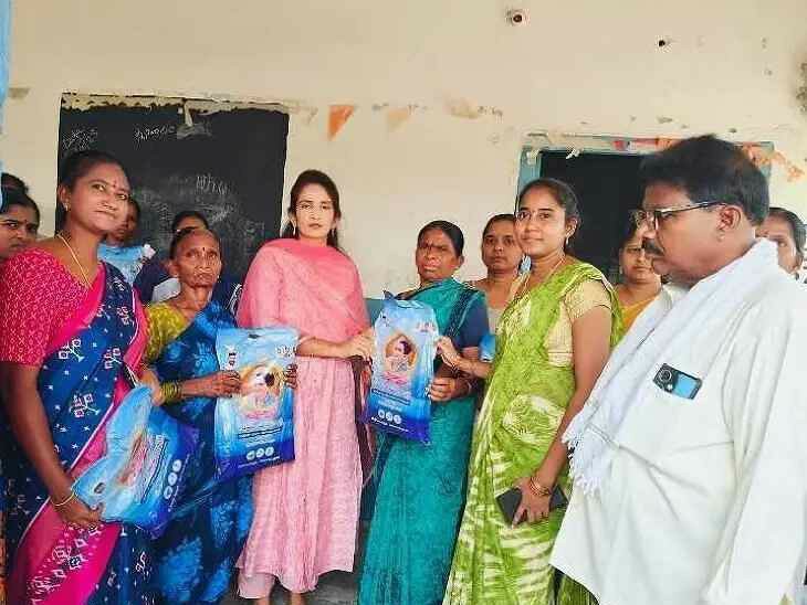 ఇందిరమ్మ చీరలు పంపిణీ చేసిన ఛైర్‌పర్సన్