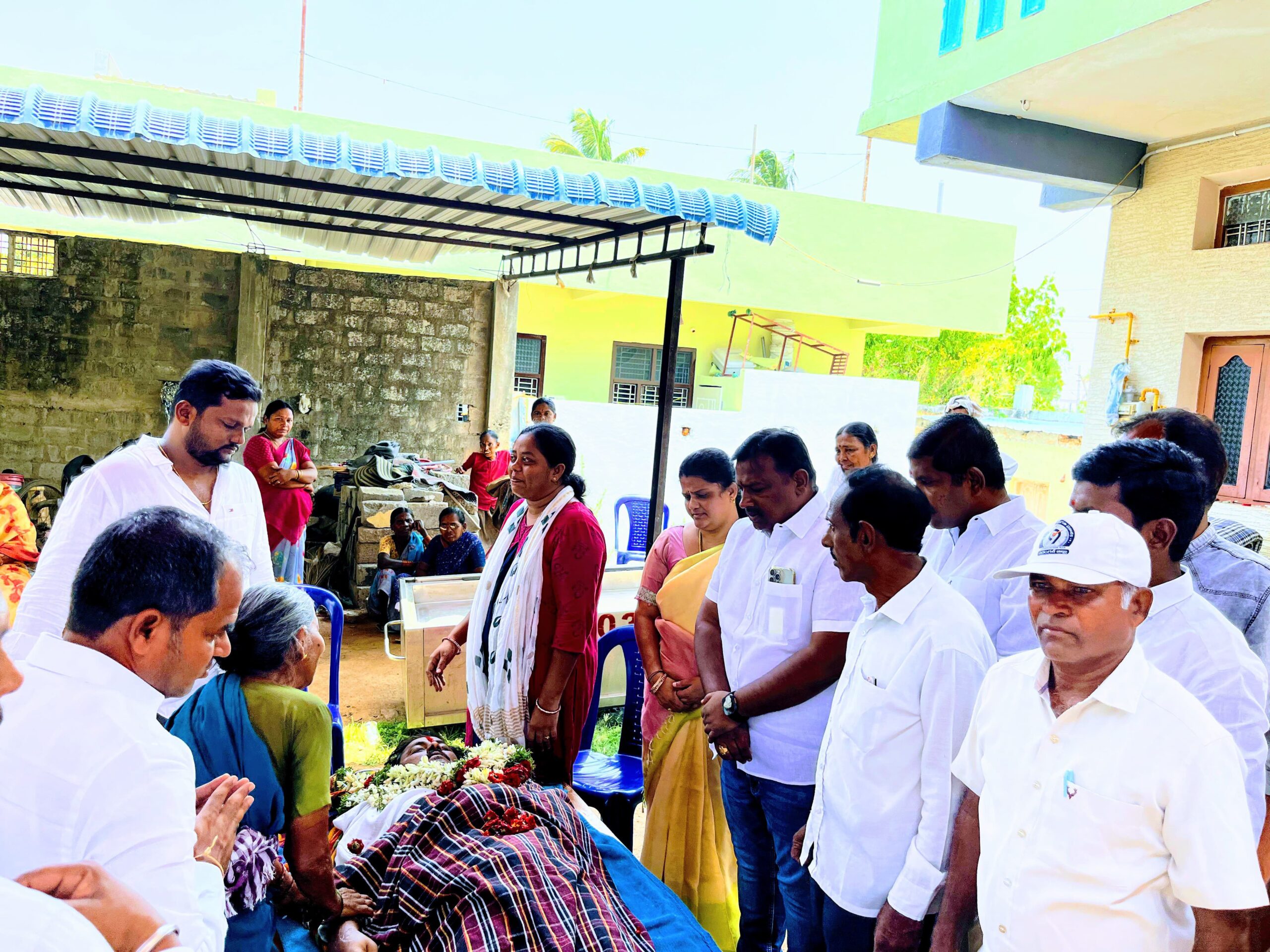బాధిత కుటుంబాన్ని పరామర్శించిన ఛైర్మన్