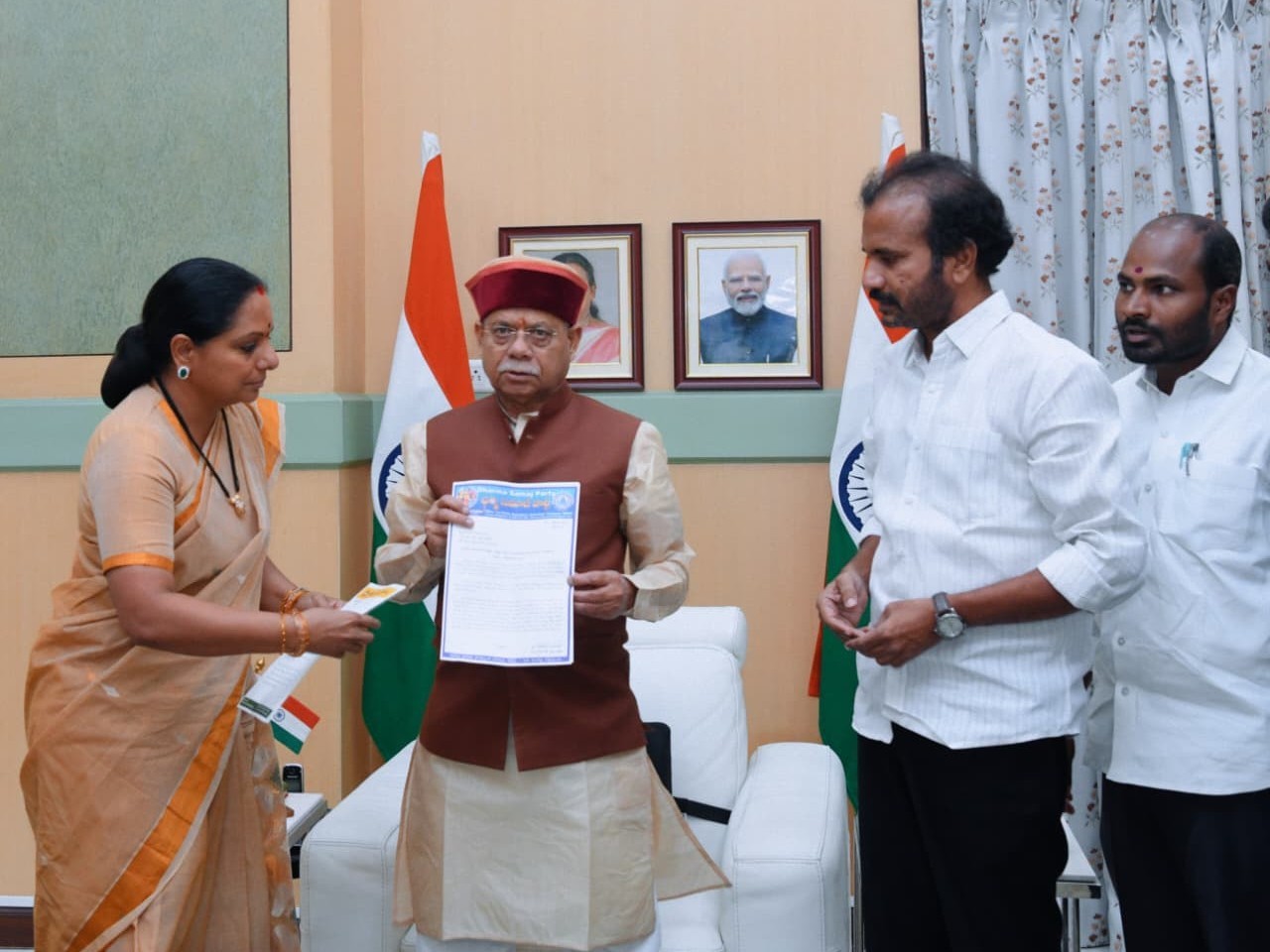గవర్నర్‌ను కలిసిన కల్వకుంట్ల కవిత