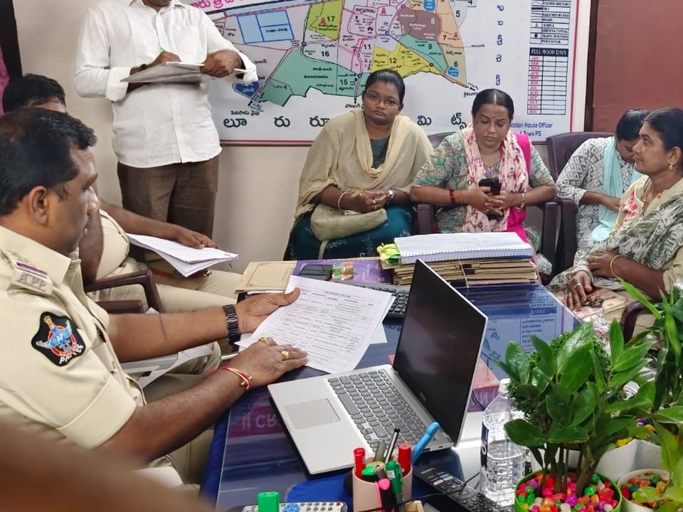 మహిళా సంరక్షణ కార్యదర్శులతో సీఐ సమావేశం