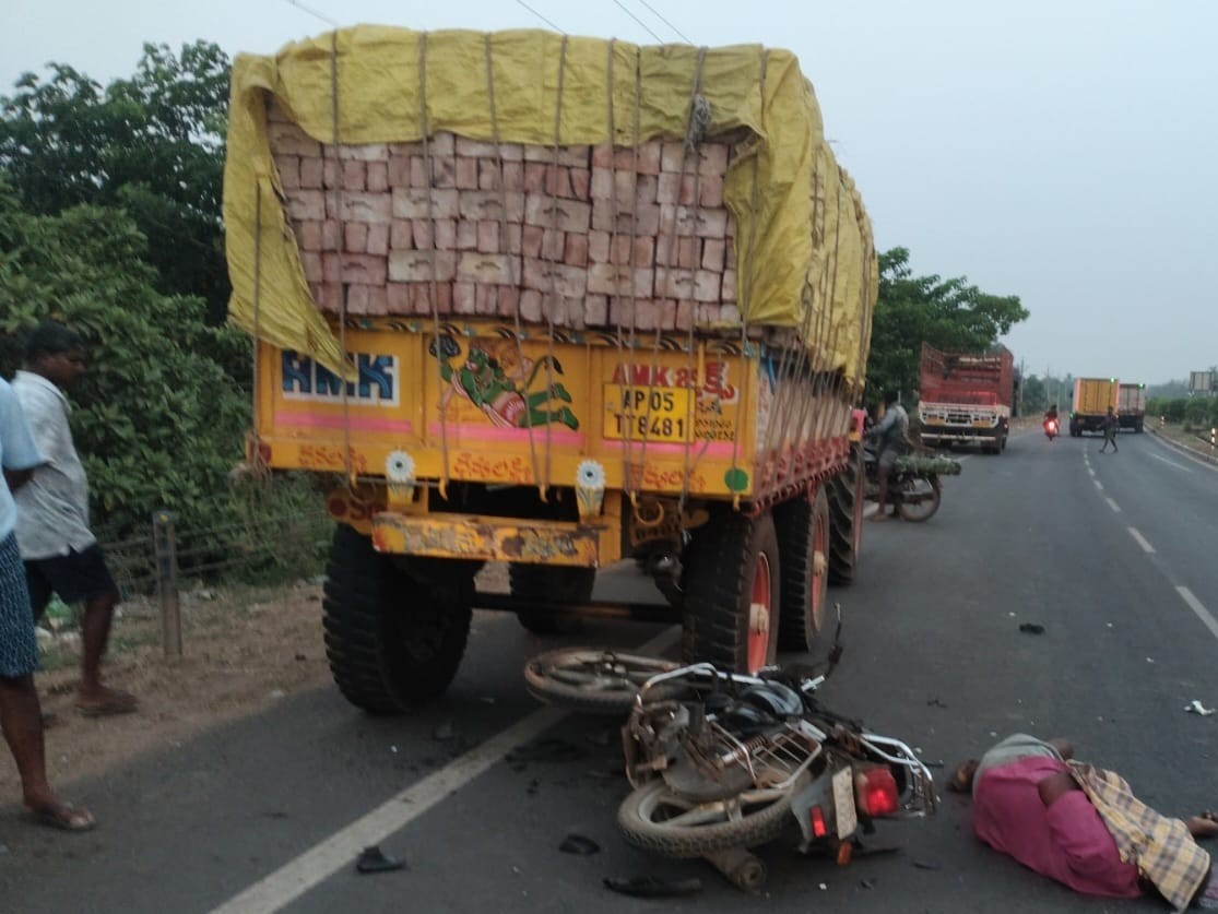 రహదారిపై రోడ్డు ప్రమాదం… ఒకరు మృతి