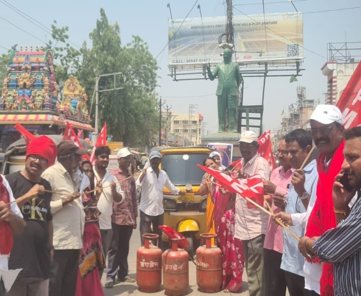 పెంచిన పెట్రోల్ డీజిల్ ధరపై ఆటో లాగుతు సీపీఎం నిరసన