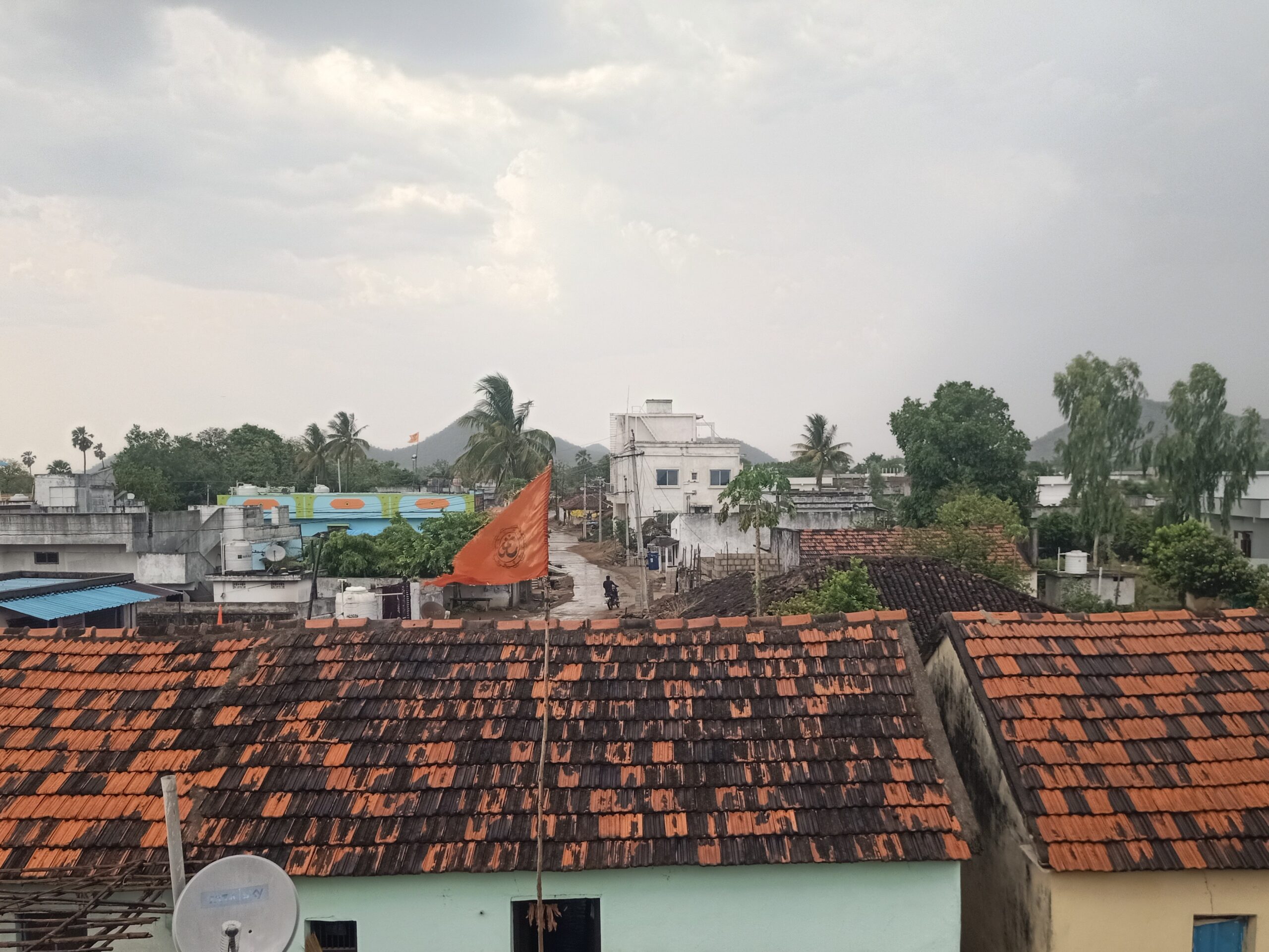 దస్తూరాబాద్‌లో ఒక్కసారిగా మారిన వాతావరణం