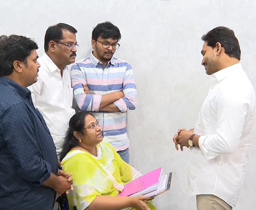 జగన్‌ను కలిసిన సుగాలి ప్రీతి తల్లిదండ్రులు
