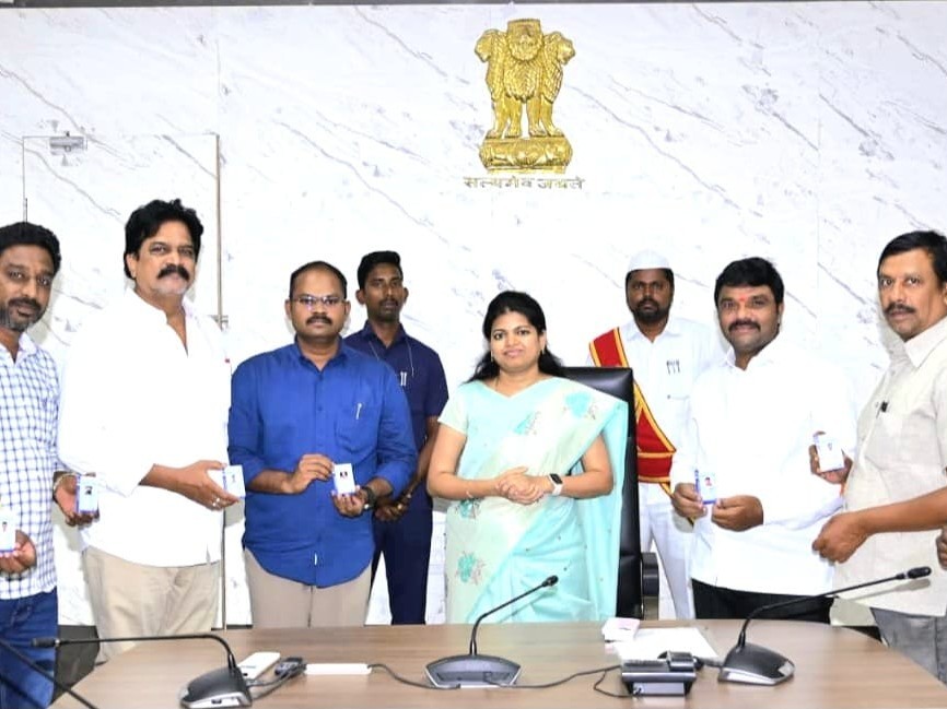 అక్రిడిటేషన్ కార్డులు పంపిణీ చేసిన కలెక్టర్