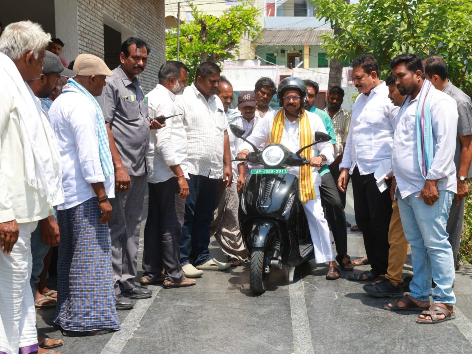 ఎలక్ట్రిక్ స్కూటర్‌పై చీఫ్ విప్