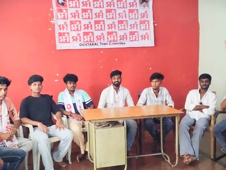 ‘ముందస్తు అడ్మిషన్లు చేస్తున్న వారిపై చర్యలు తీసుకోవాలి’