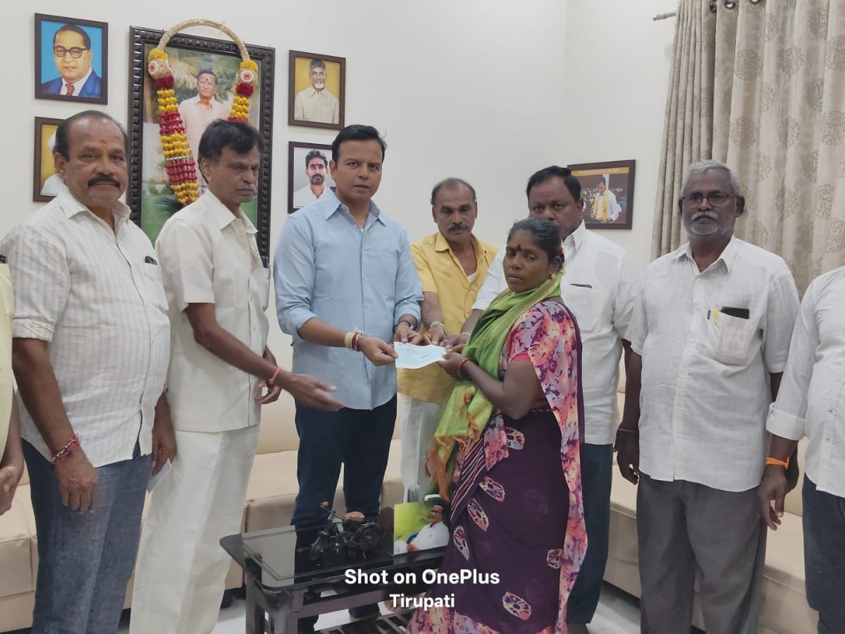వరద బాధితులకు ఎమ్మెల్యే చెక్కుల పంపిణీ