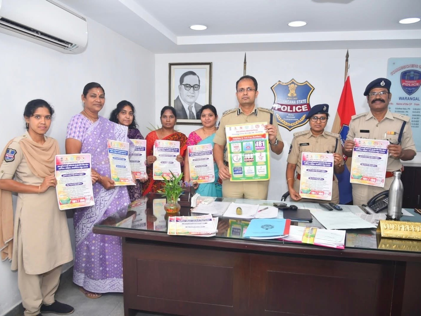 పోస్టర్లను ఆవిష్కరించిన వరంగల్ సీపీ