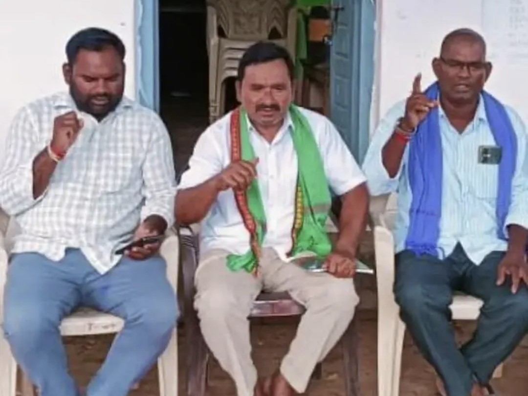 కాళేశ్వరం ఆలయ ఛైర్మన్ తొలగించాలని డిమాండ్