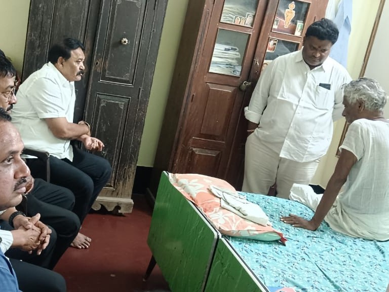 బాధితులను పరామర్శించిన మాజీ ఎమ్మెల్యే