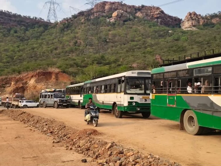 చక్రాయపేట భారీగా ట్రాఫిక్ జామ్