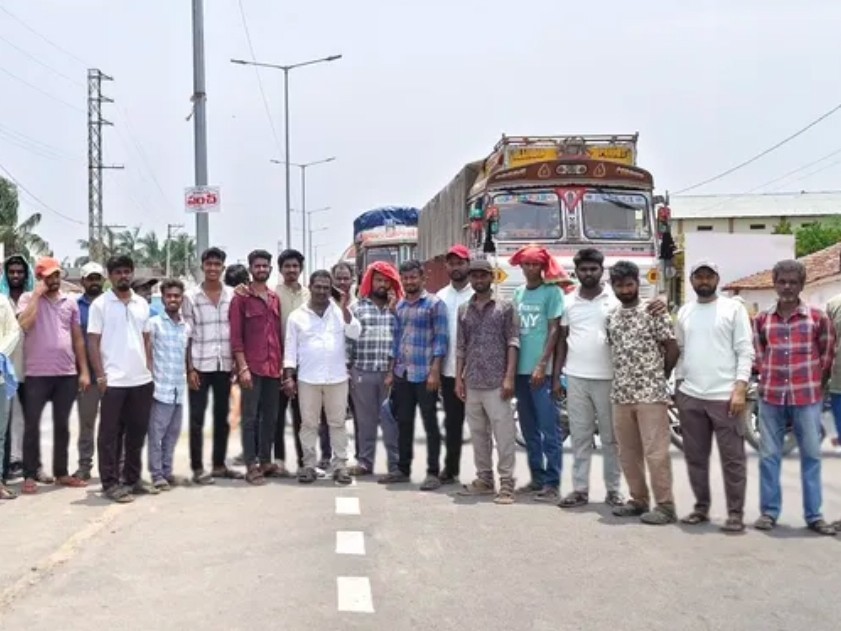 లారీలు లేక రైతుల ఆందోళన