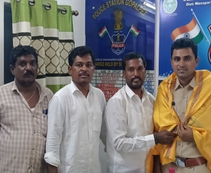 నూతన ఎస్సైని సన్మానించిన కాంగ్రెస్ మండల అధ్యక్షుడు