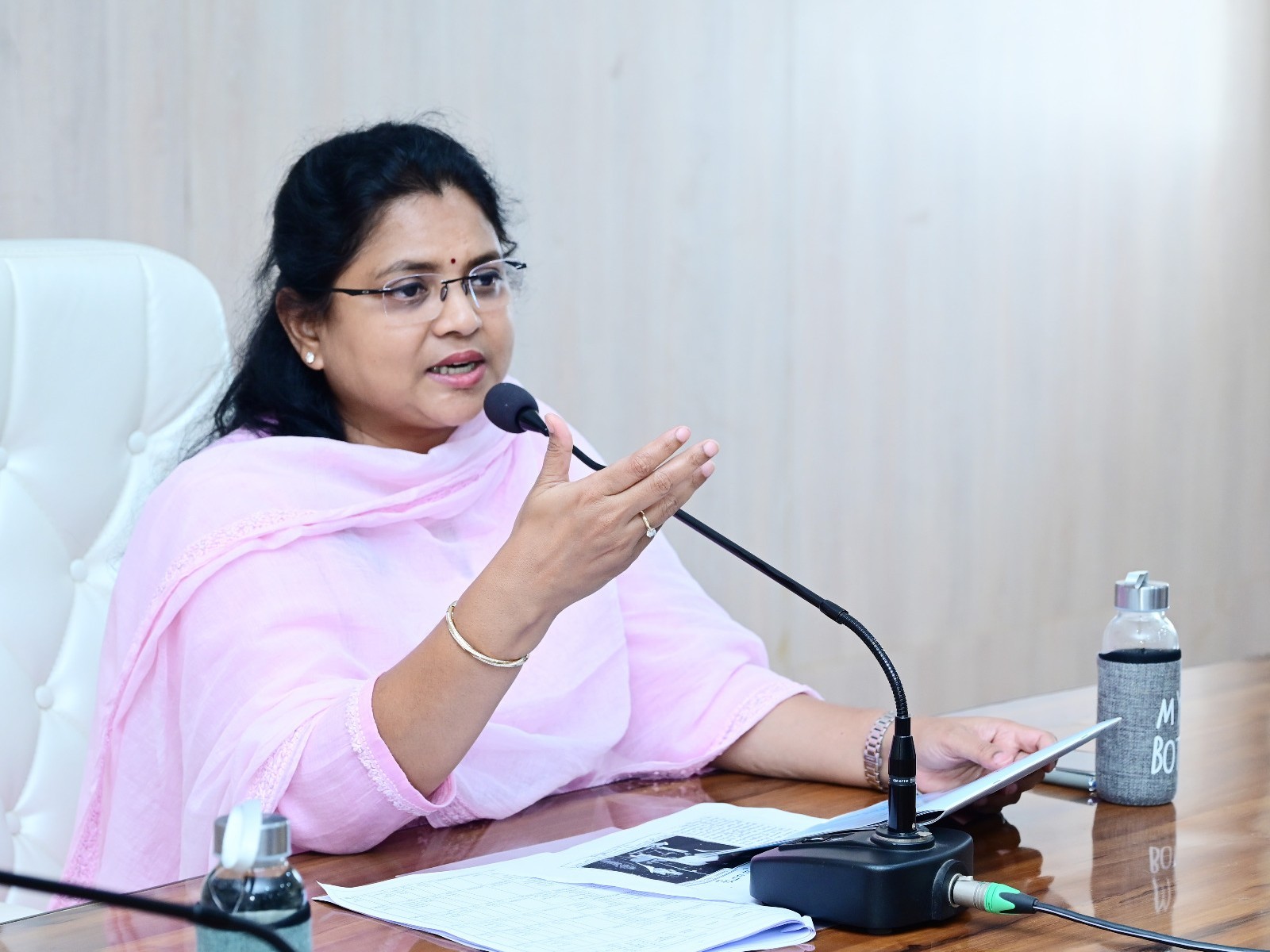 యువ పారిశ్రామికవేత్తలకు అండగా నిలవాలి: కలెక్టర్