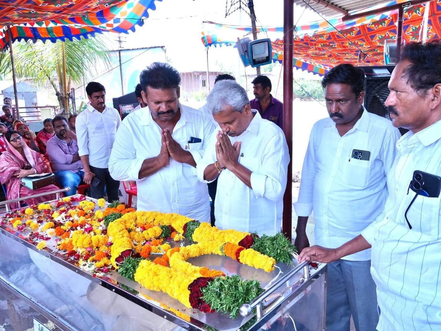 ఎమ్మార్పీఎస్ నేత ప్రేమ్ ప్రసాద్‌కు పిల్లి మాణిక్యరావు నివాళి