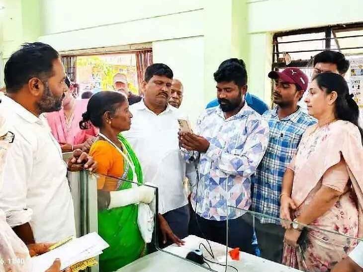 ఆధార్ పేస్ ప్రక్రియను పరిశీలించిన మున్సిపల్ ఛైర్‌పర్సన్