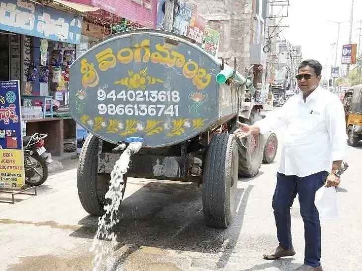ఎండ తీవ్రత.. రోడ్లపై నీళ్లు చల్లిస్తున్న మున్సిపల్ సిబ్బంది