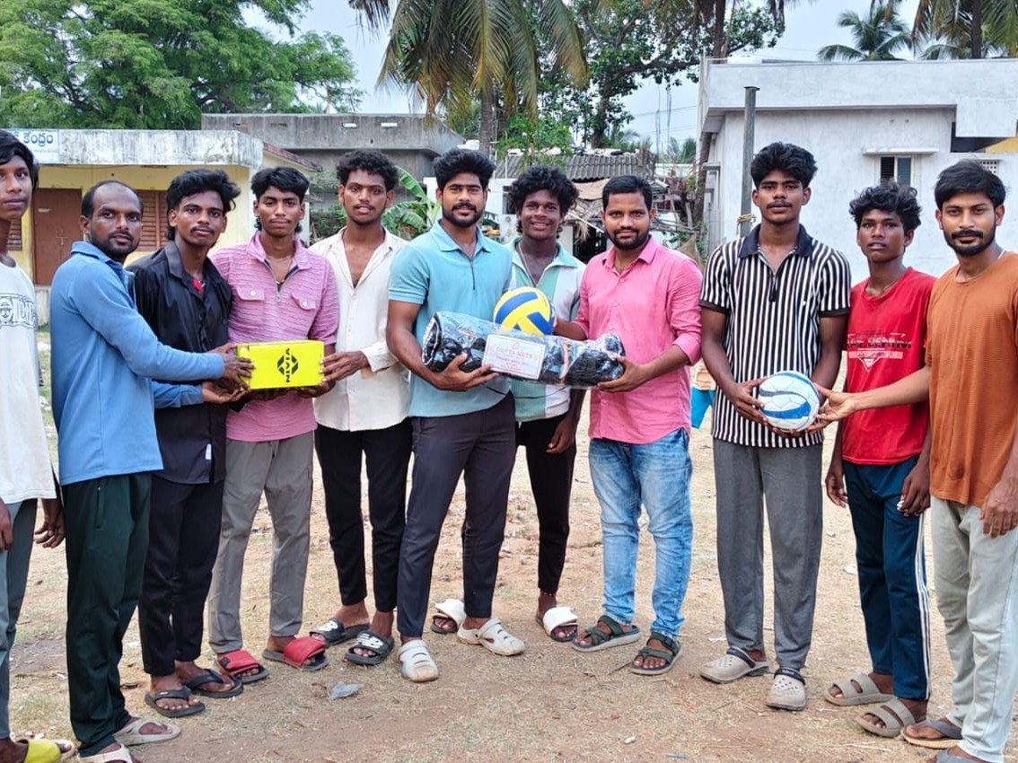 ట్రస్ట్ తరఫున క్రీడాకారులకు క్రీడా సామాగ్రి పంపిణీ